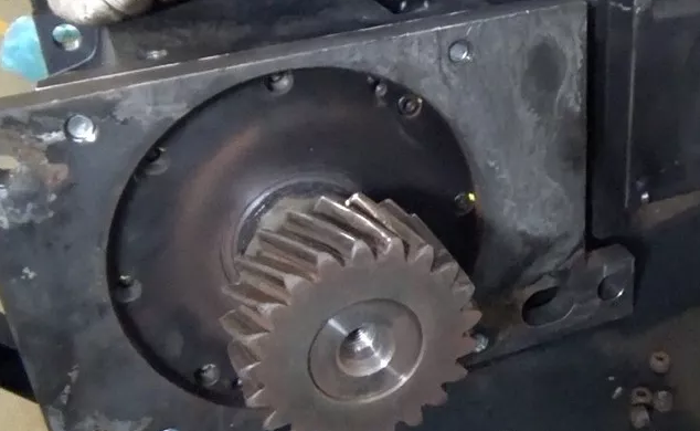 齒輪箱的的螺絲斷了六根，外嚙合的斜齒輪嚴(yán)重磨損