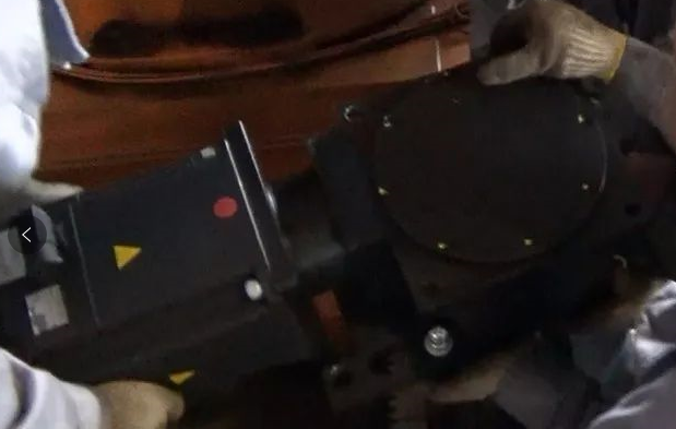 放入齒輪箱的時候，保證馬達側(cè)要抬高點，保證斜齒輪之間的嚙合更順暢